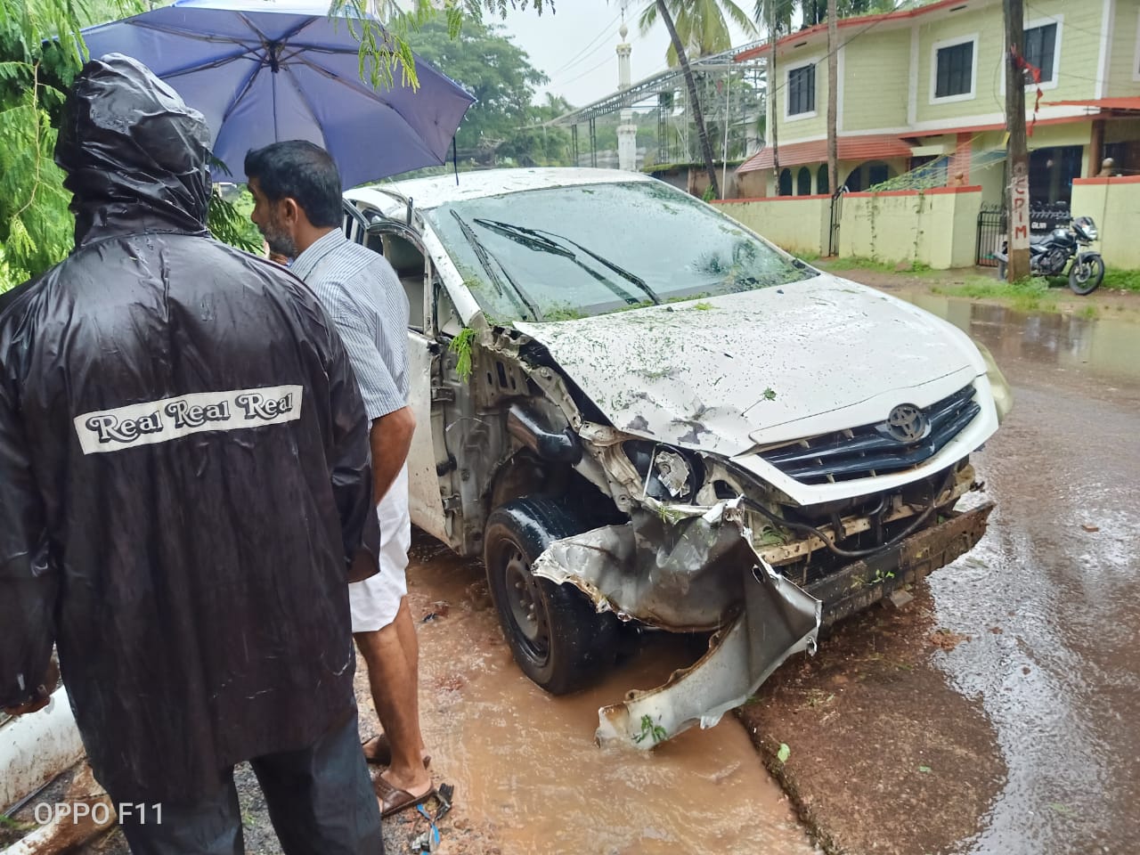 കരിമ്പത്ത് വായനശാലയ്ക്ക് മുന്നിൽ നടന്ന വാഹനാപകടം