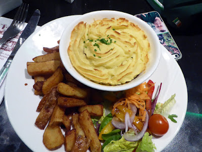 Yummy Shepard’s Pie at the Doheny & Nesbitt, Dublin, Ireland