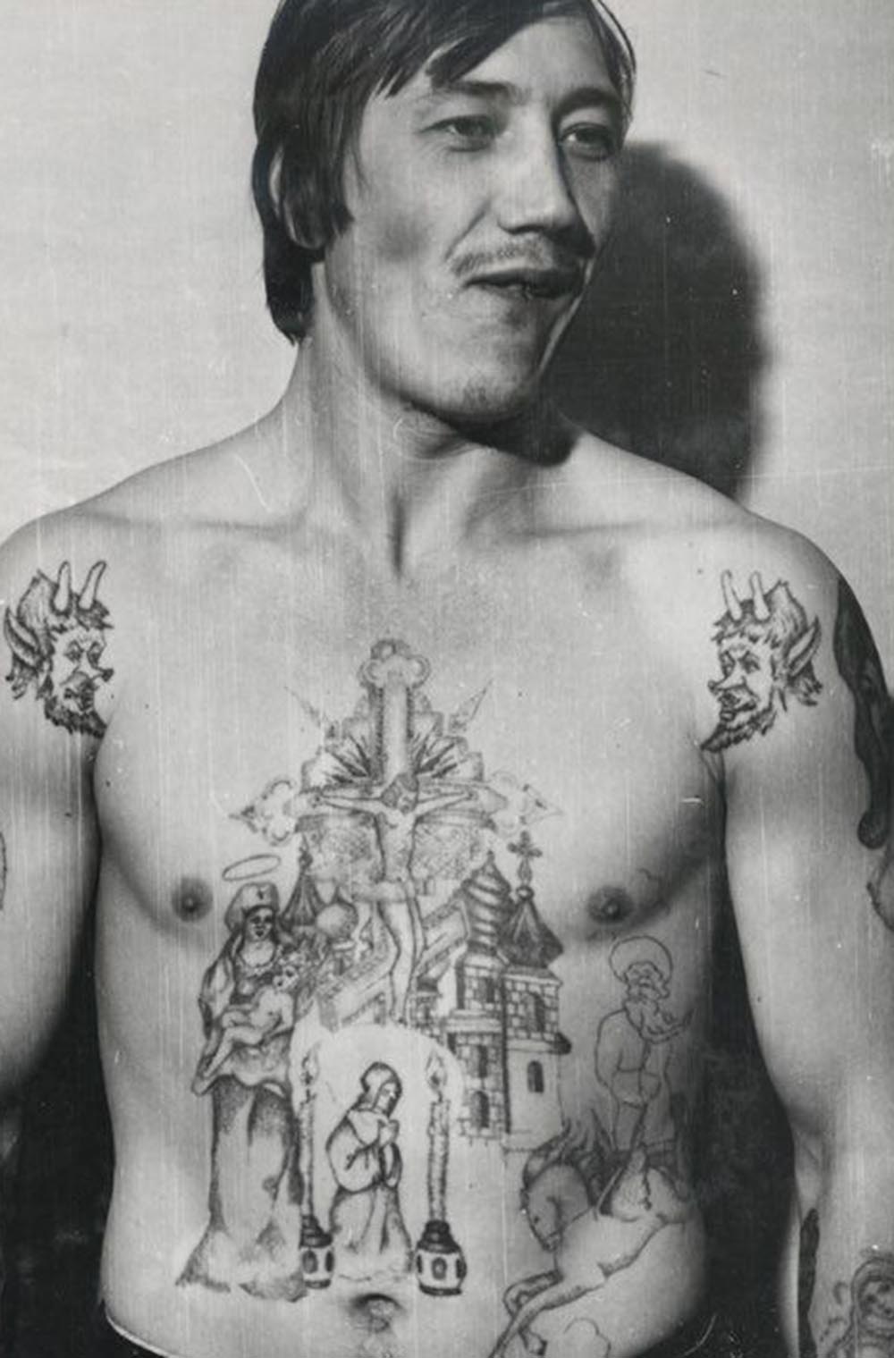 The devils on the shoulders of this inmate symbolise a hatred of authority and the prison structure. This type of tattoo is known as an 'oskal,' or grin, a baring of teeth towards the system. They are sometimes accompanied by anti-Soviet texts.