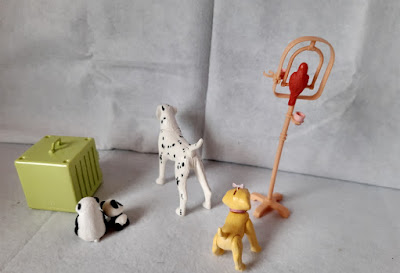 Miniatura animais e pets da Barbie;. panda mãe e filhote com jaula R$15,00; passarinho no.pedestal R$15,00;. (vendidos dálmata articulado e cachorrinho de fitinha que mostra a língua R13,00 cada)