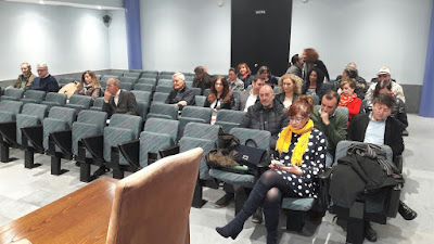 La concejala Ruth Santín (Ciudadanos) entre los asistentes al Consejo de la Ciudad de Ponferrada (León)
