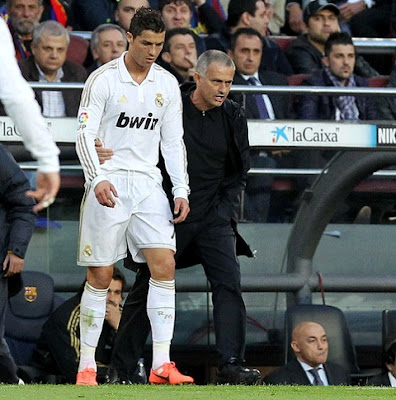 Mourinho talks to Cristiano during a Real Madrid match