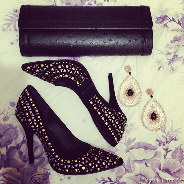 look maxi brinco, clutch e sapato com tachas 
