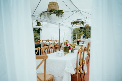 Mesas preparadas para una ceremonia de boda en el jardín de una casa