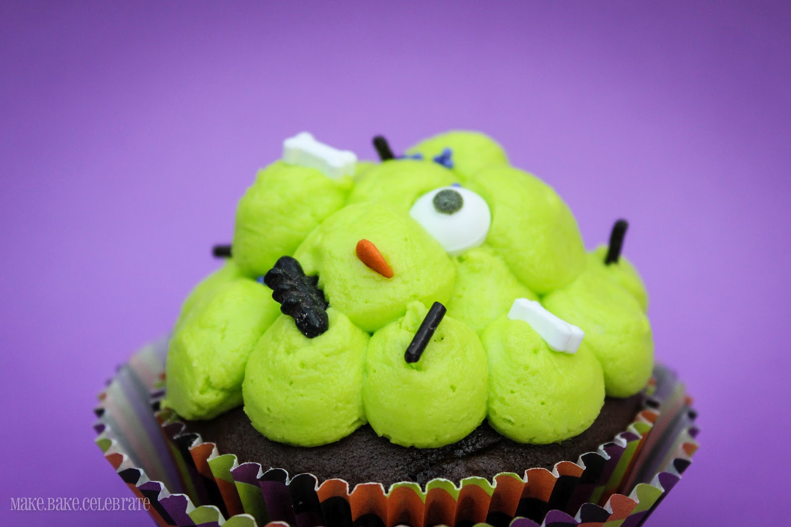 halloween graveyard cupcakes Ewwy Gooey Slime Filled Cupcakes