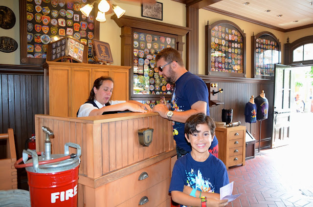 Recebendo as cartas para iniciar nossa batalha contra os vilões do Magic kingdom