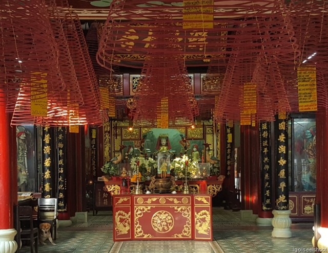 Sea Goddess Mazu with flat-topped imperial cap with hanging beads at the front and back, flanked by the goddess Thuan Phong Nhi (Chinese: 順風耳 Shunfeng Er) and Thien Ly Nhan (Chinese: 千里眼, Qianli Yan).