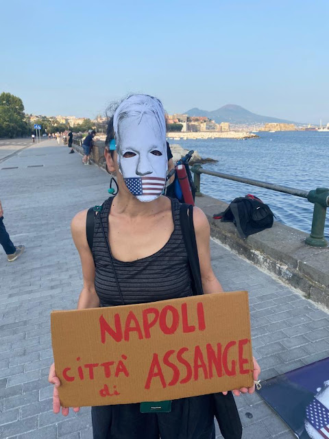 Attivisti di Free Assange Napoli con le maschere di Assange espongono striscioni e cartelli in favore della sua liberazione di fronte al Consolato USA a Napoli