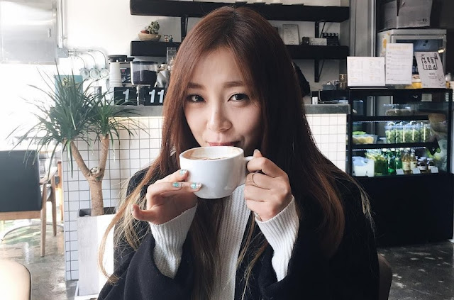 korea girl coffee