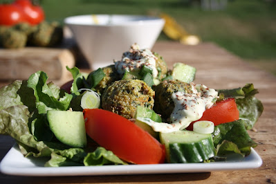 Assiette de falafels déposés sur une salade