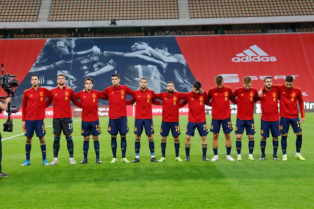 SELECCIÓN DE ESPAÑA. Temporada 2020-21. Sergio Busquets, Unai Simón, Èric García, Álvaro Morata, Íñigo Martínez, Jordi Alba, Pedri, Marcos Lloente, Dani Olmo, Koke y Ferran Torres. Los jugadores españoles escuchan el himno de España antes de comenzar el artido. SELECCIÓN DE ESPAÑA 3 SELECCIÓN DE KOSOVO 1. 31/03/2021. Copa del Mundo de Catar 2022, fase de clasificación, grupo B, jornada 3. Sevilla, España, estadio de La Cartuja. GOLES: 0-1: 33’, Dani Olmo. 2-0: 37’, Ferran Torres. 2-1: 70’, Halimi. 3-1: 75’, Gerard Moreno.