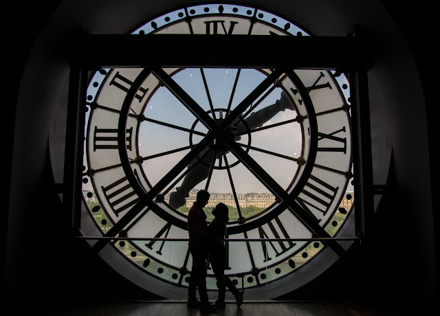 casal em paris, museu d'orsay relógio, frança