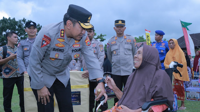 Safari Ramadan di Mako Brimob, Kapolda NTB Bagikan Bansos Ke Masyarakat Pesisir