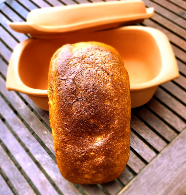 Brood in aardewerk bakvorm