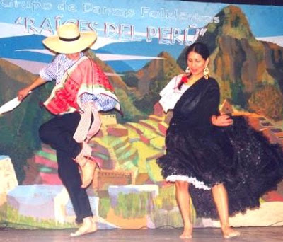 Foto de pareja vestidos de Tondero en el escenario