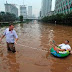 Turis Jerman "Nikmati" Banjir di Thamrin