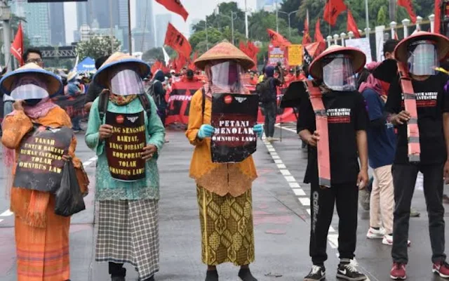 UU Cipta Kerja Ancam Keberlangsungan Petani Kecil di Indonesia