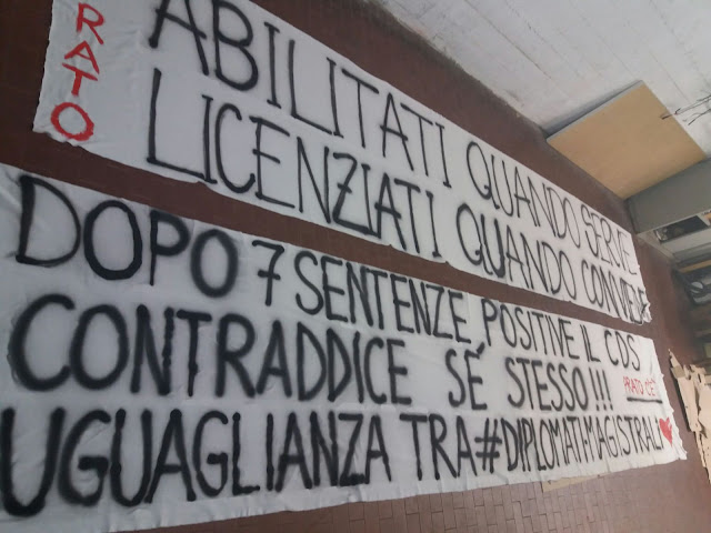 Gli striscioni di protesta che gli insegnanti diplomati magistrali porteranno a Roma