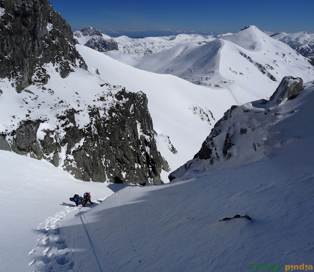 Ascensión Invernal al Pico Agujas por el embudo o corredor izquierdo en San Isidro