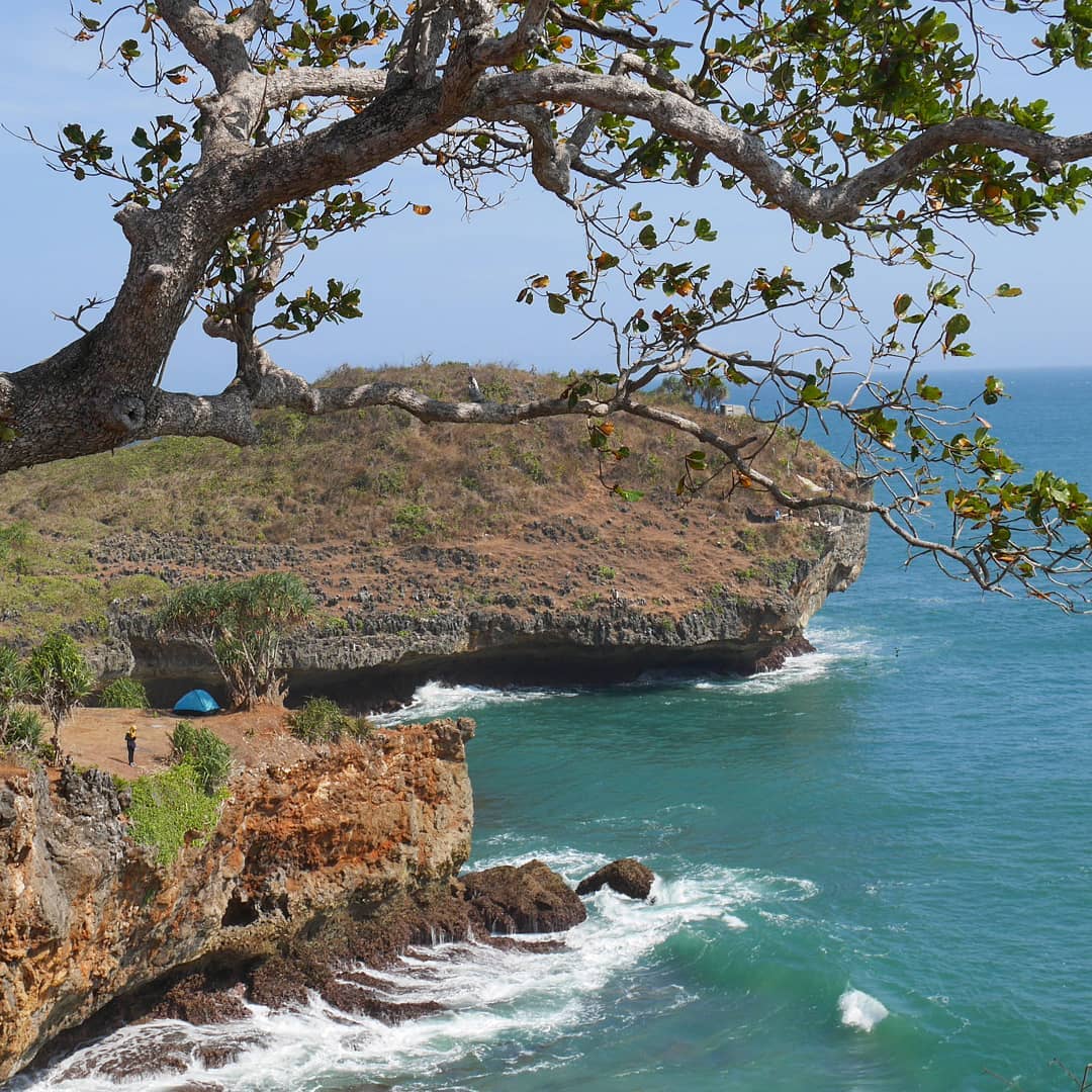  Pantai Kesirat  Tempat Camping Terbaru Di Gunung Kidul 