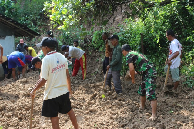 TNI BANTU KORBAN TANAH LONGSOR DI SANGGANG, BULU SUKOHARJO