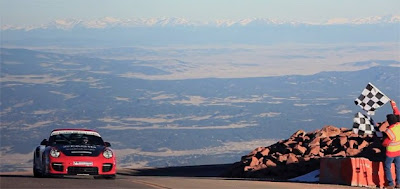 Porsche 911 GT2 RS on race