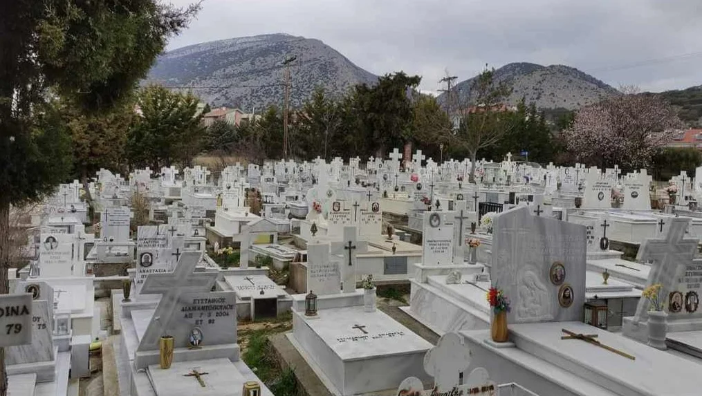«Φωνάζουν» οι κάτοικοι στη Χρύσα για την κατάσταση στα νεκροταφεία