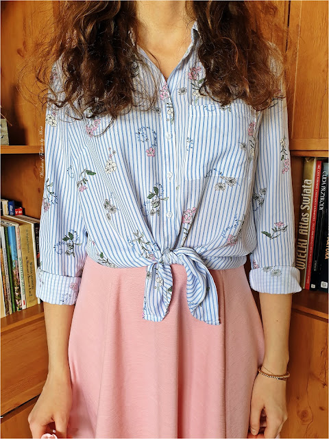 Koszula z podwiniętymi rękawami, zawiązana w pasie, Sinsay, różowa spódniczka New Yorker,