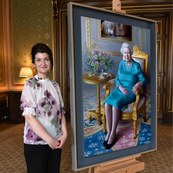 Miriam Escofet with her portrait of the Queen