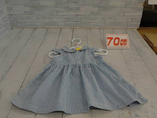 中古品　子供服　７０ｃｍ　ホワイト×ライトブルー　ストライプ柄　スリーブレスワンピース　３３０円