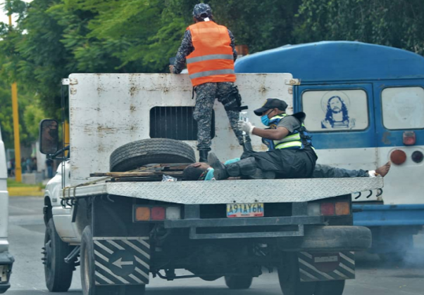 Paciente trasladado en camión de carga por falta de ambulancias en Valencia