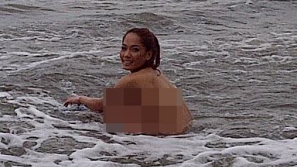 Foto Bugil Topless Jenny Cortez Terbaru 2012 di Pantai