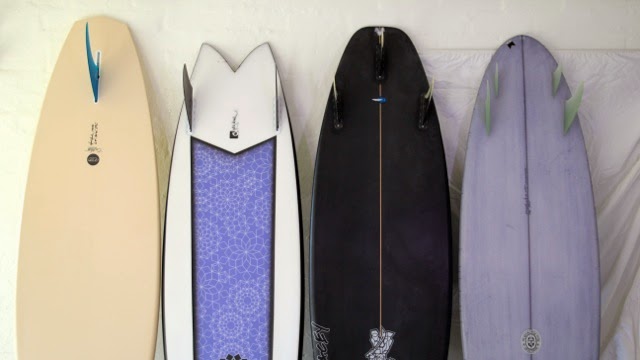 http://www.comparesurfboards.com/blog/surfboard-fin-setups-pros-cons-single-twin-thruster-quad