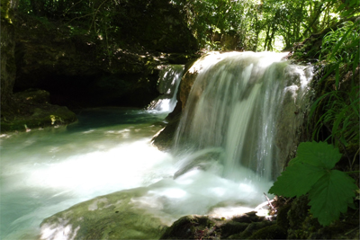 Bella cascada a pesar de estar en julio