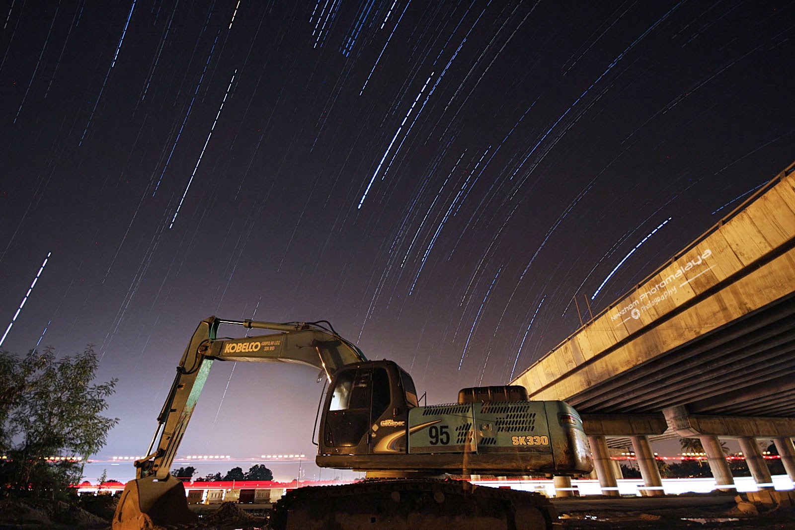 Star trails dan bulldozer di kampung Kubang Jela