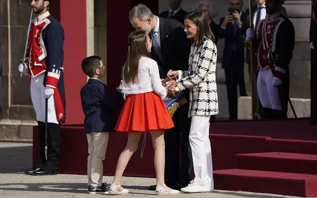 Queen Letizia wore a black and white houndstooth blazer by Uterque, white trousers by Hugo Boss, white air force sneakers by Nike