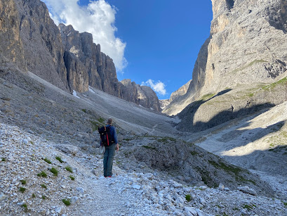 Looking up Val de Mezdi. To reach Pisciadù, turn right.