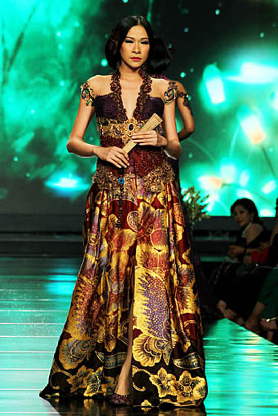 trend fashion gaun batik  anne avantie