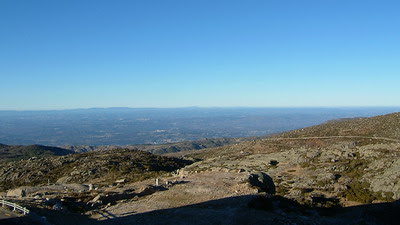 Olha lá em cima. Será a Espanha?