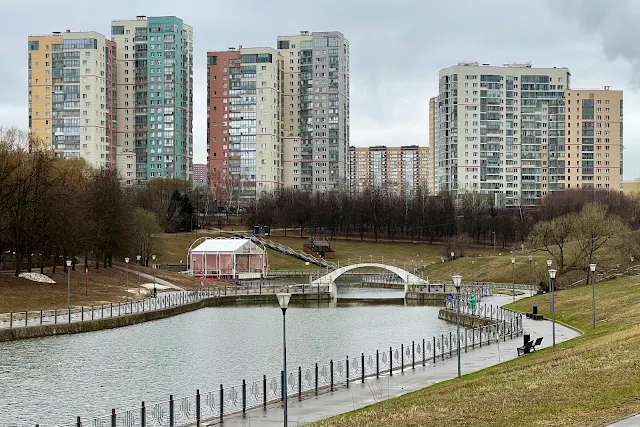 Парк Олимпийской Деревни, Олимпийские пруды на реке Самородинке, жилой комплекс «Чемпион Парк»