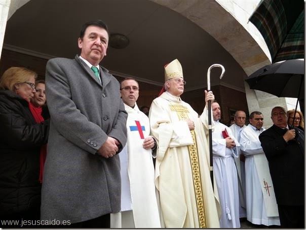 : En el pórtico de la Iglesia Trinitaria, momentos antes de la bendición de la escultura (Foto Roberto Muñoz)