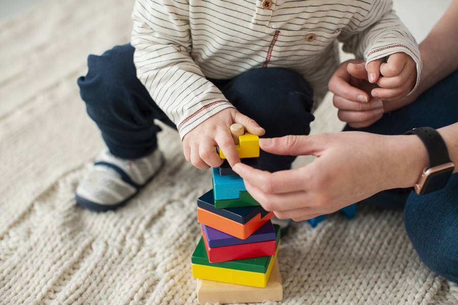 Niño jugando