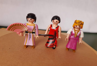 Playmobil, bonecas  dançarinas com leque (vendida a de vermelho)  e Aristocrata com joias douradas R$ 25,00 cada