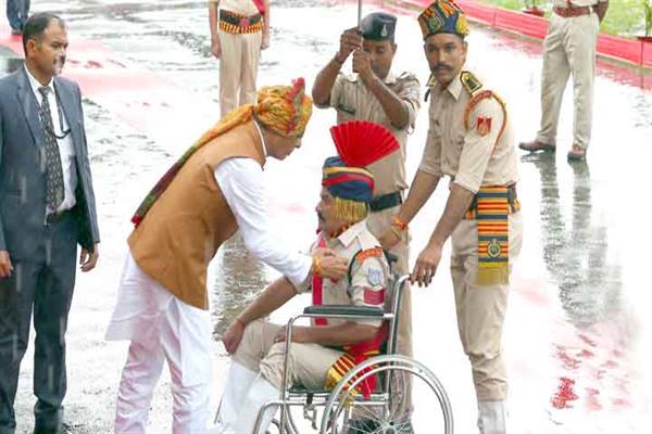 मुख्यमंत्री श्री चौहान ने वीरता पदक से अधिकारी-कर्मचारियों को किया सम्मानित