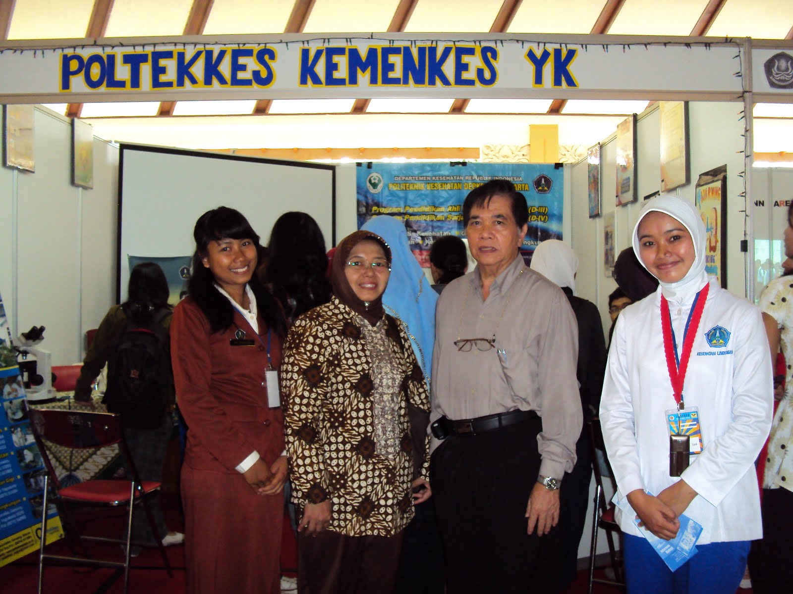 Pudir III bersama Ibu juga hadir memberi semangat kepada mhs yg menjaga stand Poltekkes Ykt