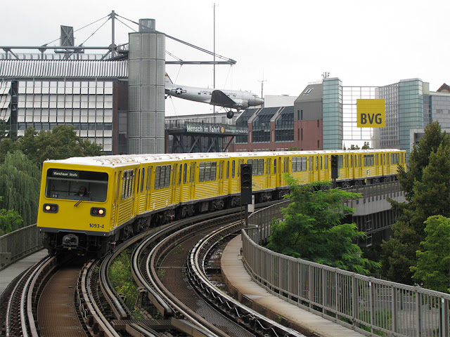 Line 3 train to Warschauer Straße, Between Gleisdreieck and Möckernbrücke, Deutsches Technikmuseum, BVG (Berliner Verkehrsbetriebe), Berlin