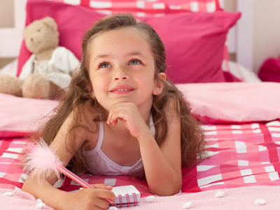 foto de niña en cama  