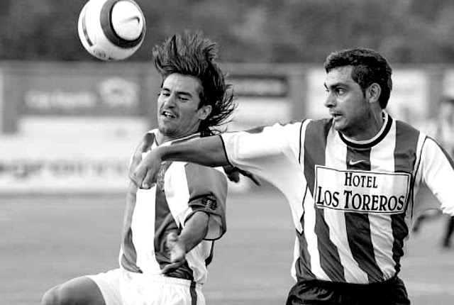 Sergio Pachón pelea por el balon con el rojiblanco Tovar. ATLÉTICO TORDESILLAS 2 REAL VALLADOLID C. F. 4 Viernes 23/07/2004. Partido amistoso. Tordesillas, Valladolid, campo de Las Salinas.