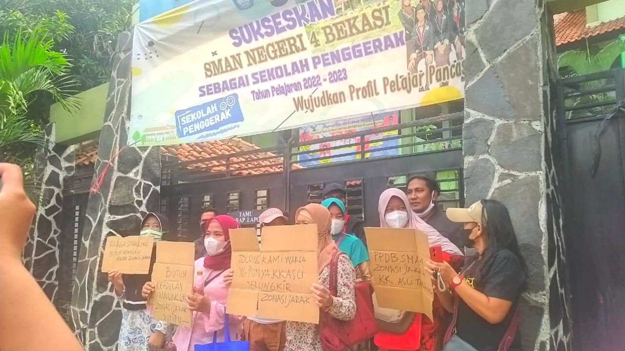 SMA Negeri 4 Bekasi didemo warga Harapan Jaya, Tuntut transparansi terkait kuota zonasi PPDB