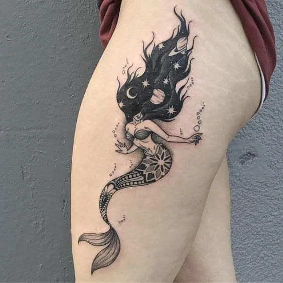 Fotografía del tatuajes de una sirena en la piel de una mujer